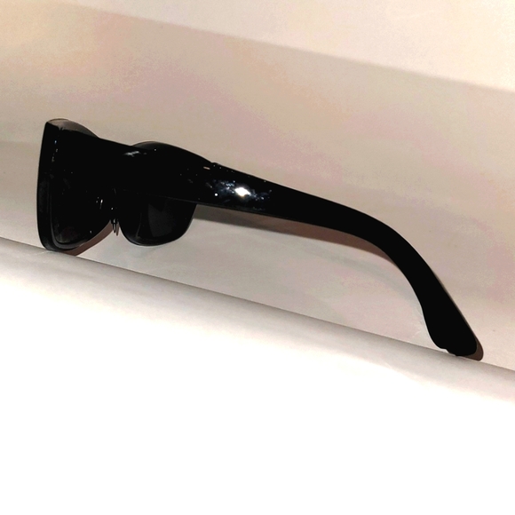 Ultra violet sun protection shades 😎 - Picture 2 of 2